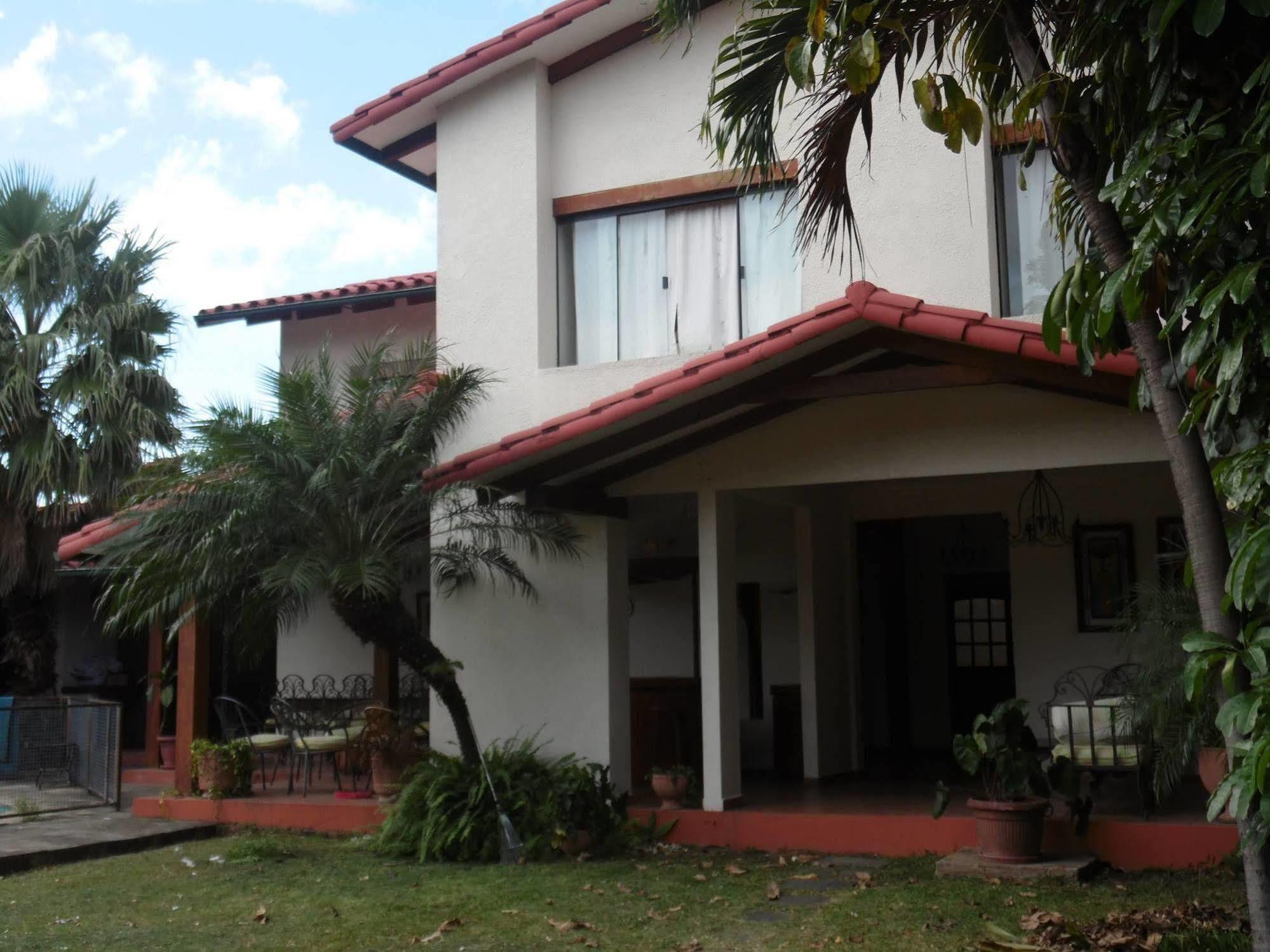 Lili'S Hostel Santa Cruz de La Sierra Extérieur photo