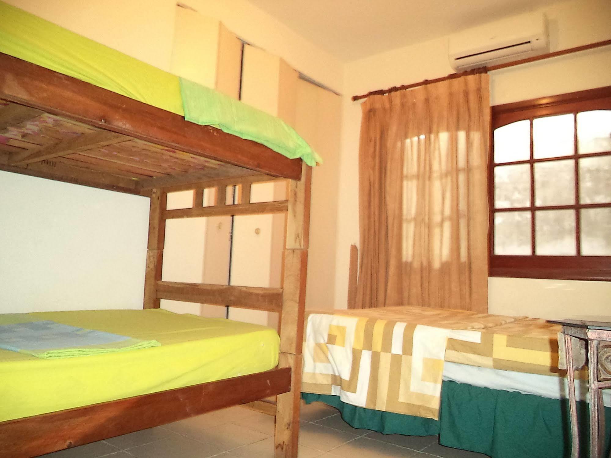 Lili'S Hostel Santa Cruz de La Sierra Extérieur photo